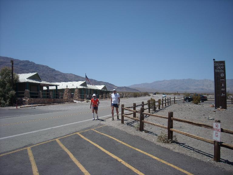 Alene and Ed coming into Stovepipe Wells for food and a cool-down. (July 16, 2011) Alene and Ed coming into Stovepipe Wells for food and a cool-down. (July 16, 2011)