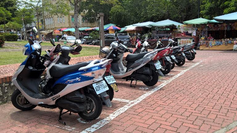 Scooters in Taoyuan, Taiwan. (April 27, 2016) Scooters in Taoyuan, Taiwan. (April 27, 2016)