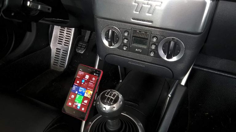 A Nokia Lumia 820 attached magnetically to the phone mount in my 2001 Audi TT Roadster Quattro. Nokia Lumia 820, center console side view, Audi TT