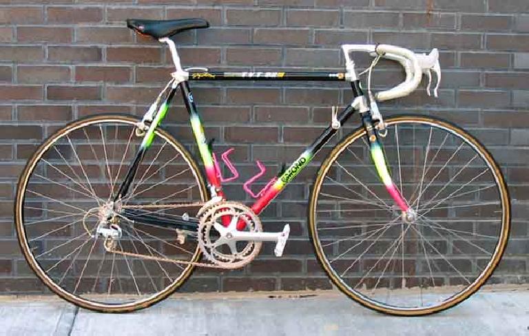 One of Greg LeMond's winning bikes of the 1990 Tour de France. (Photo: <a href="http://www.bikecult.com/works/archive/06bicycles/lemondTVT90TdF.html">BikeCult.com</a>) Thumbnail