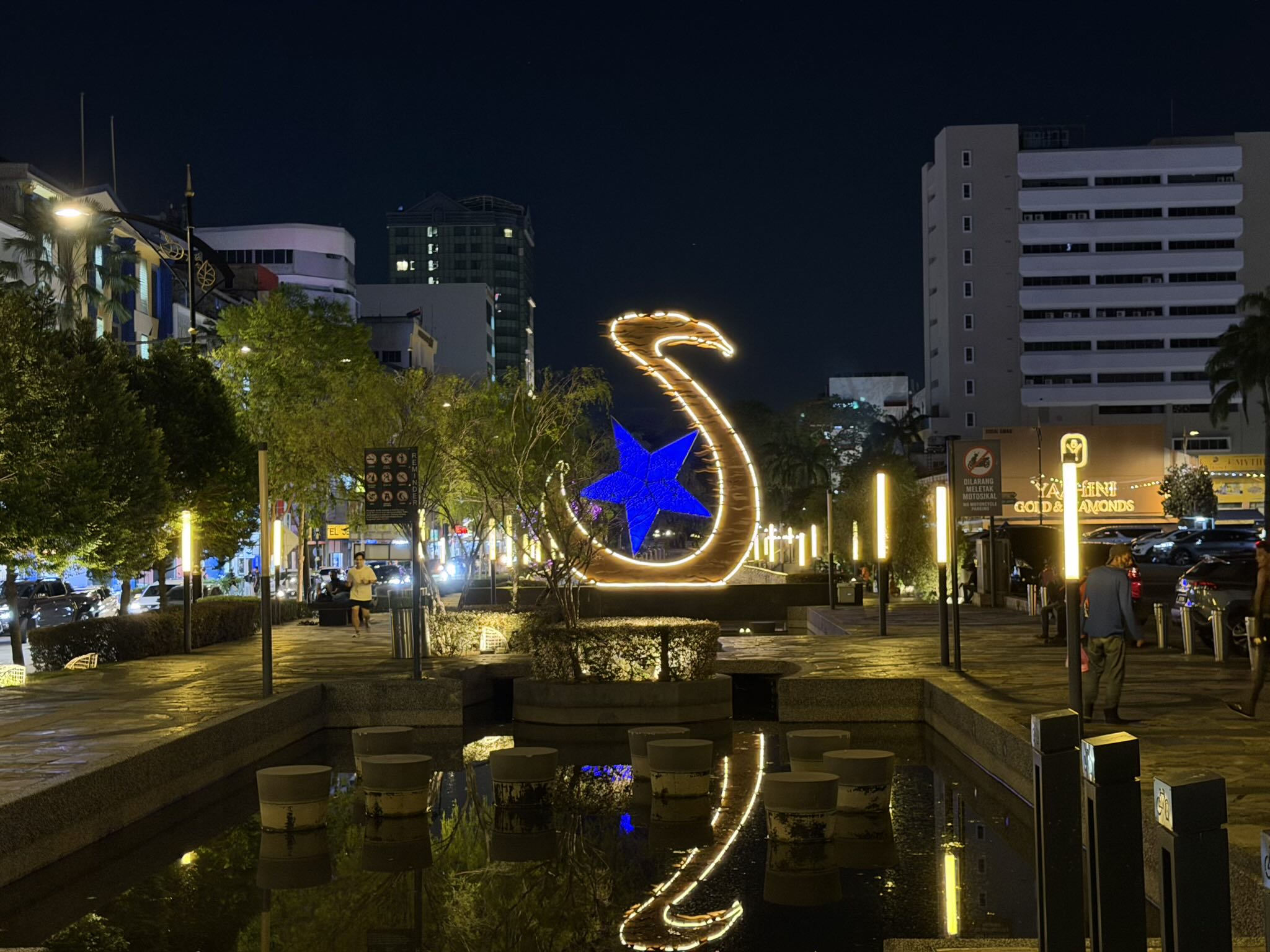 Located at the Segget River Walk in Johor Bahru, this "S"-shaped monument reimagines the state’s royal crescent and star to celebrate the rejuvenation of the Sungai Segget (Sungai River).