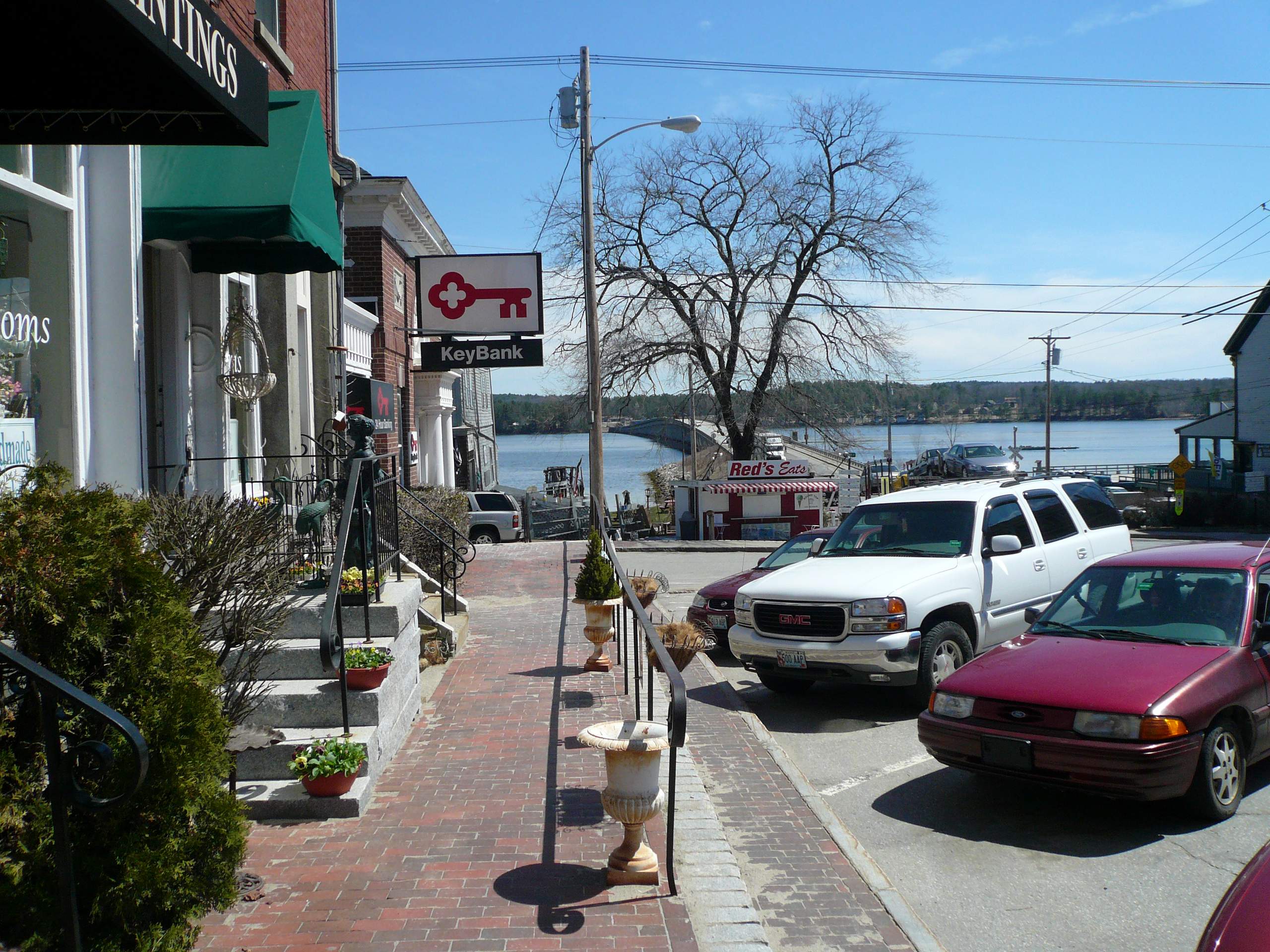 In downtown Wiscasset, I found Red's Eats which is world famous for its lobster rolls.  Unfortunately, it was closed!