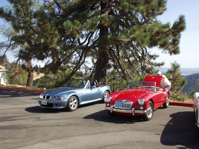 At the back: my BMW Z3 next to Jennifer Steneberg's MGA.  Lina was substituting for Goldie today because their busy owner (me) still hadn't got around to adjusting Goldie's valves or retorquing the cylinder head yet.
