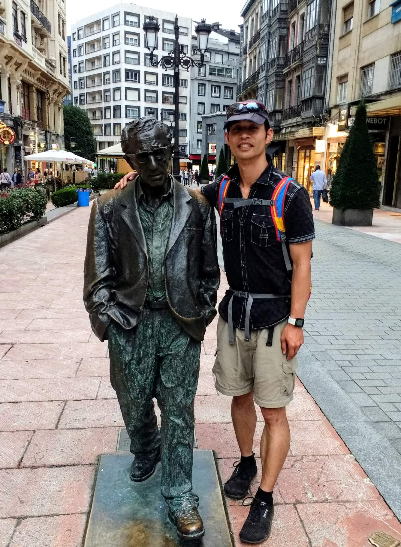 Felix Wong with the Woody Allen statue in Oviedo.