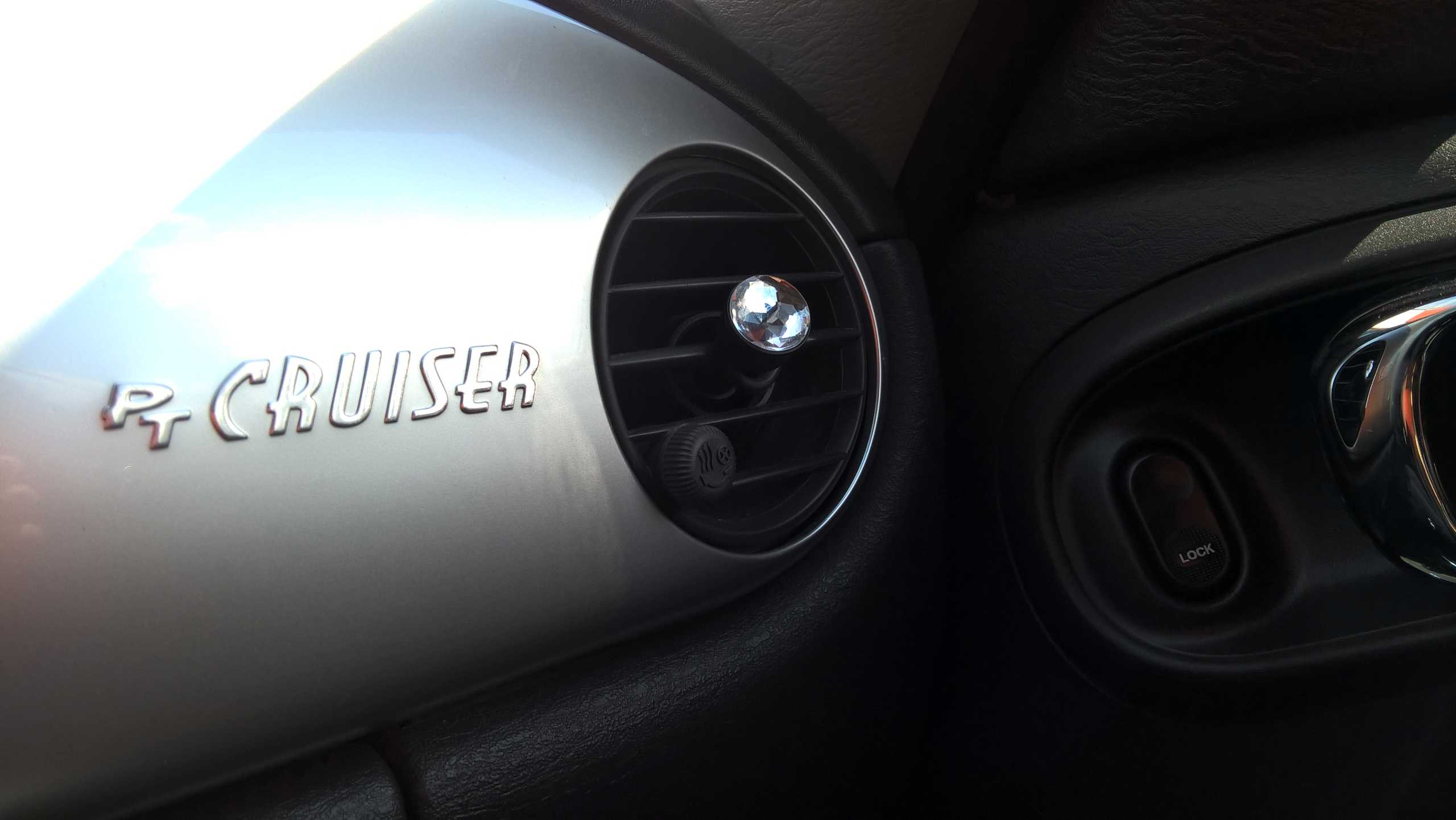 chrome PT Cruiser logo, silver dash panel, right circular vent, jewel knob, 2005 Chrysler PT Cruiser GT