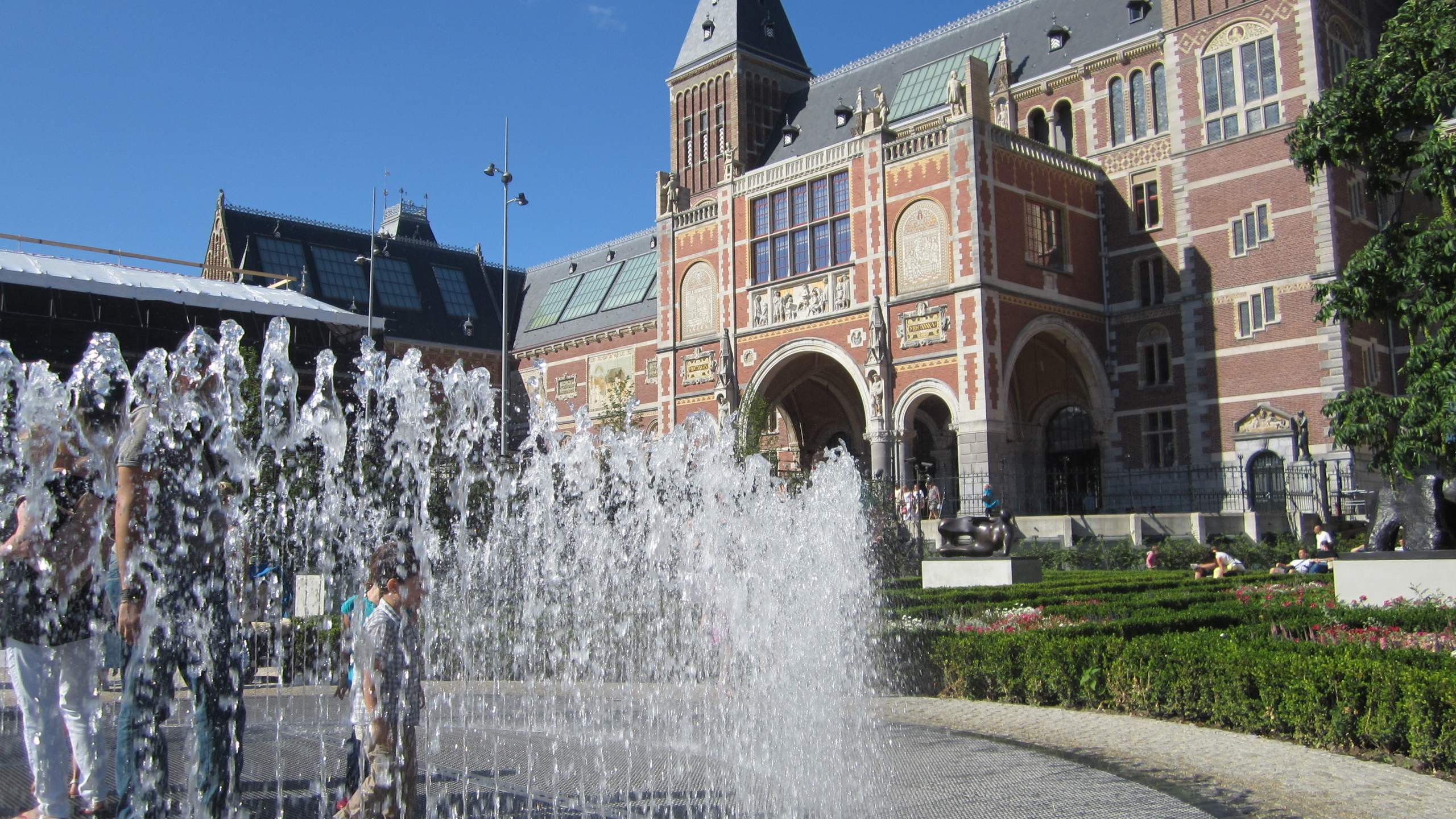 Kids were enjoying running through the shooting fountain outside the Rijksmuseum.