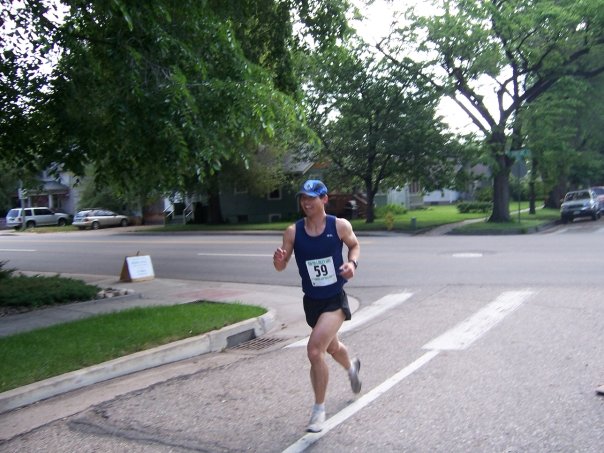 Felix Wong running up Magnolia St., currently in 7th place.