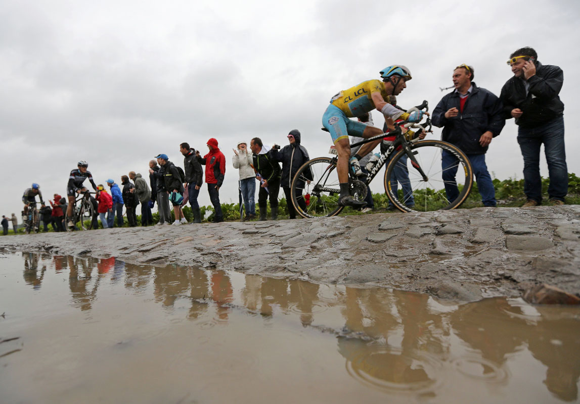 Vincenzo Nibali on a Specialized Roubaix during the cobble-stoned fifth stage of the 2014 Tour de France.
