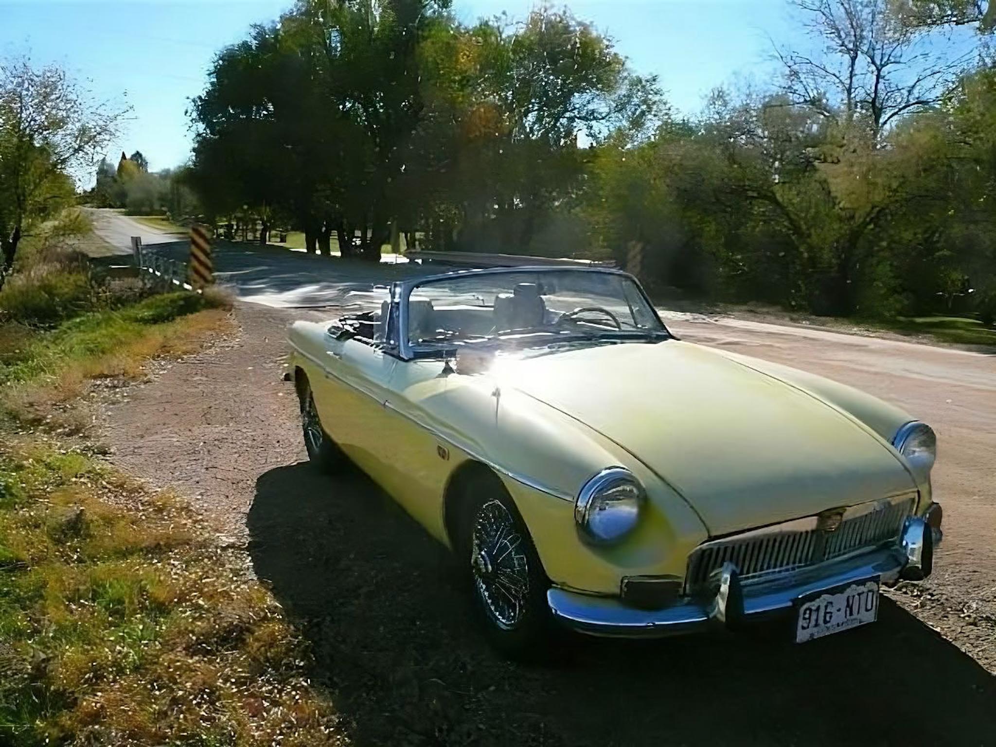 [November 1, 2007] The last dance, on some of the dirt backroads near home. A week later I sold the MGB that I owned for 12 years.