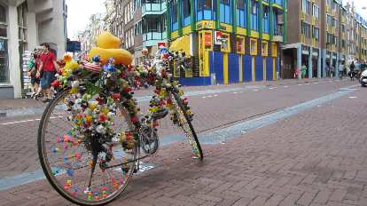 A decorated bike near the Rembrandt house.