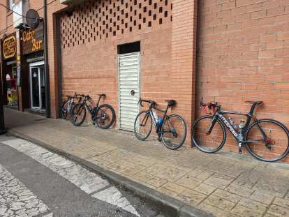 We started at this Cafe Bar in Morcín-Santolaya.