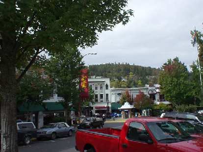 In contrast, the foothills to the west are very green and verdant.  These are the hills Ashland is mostly located in