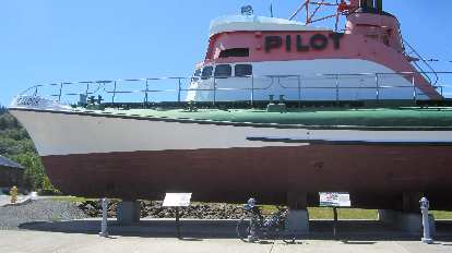 My black 2010 Litespeed Archon C2 in front of a Pilot boat in Astoria, Oregon. (05 Jun 2015) black 2010 Litespeed Archon C2, Pilot boat, Astoria, Oregon
