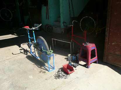 Bicimacademia (bicycle macadamia sheller).
