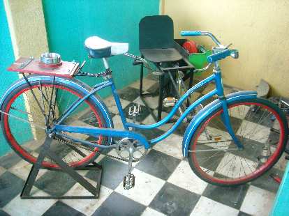 Another bicilicuadora (bicycle blender).