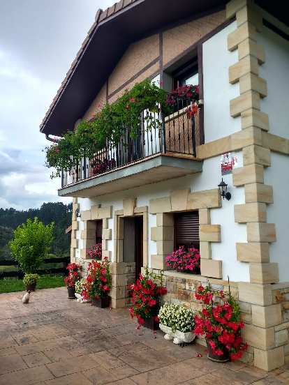 Spanish home with lots of flowers. (25 Sep 2017) Spanish home with lots of flowers.