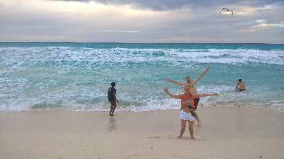 Pauline Asher, Jana Anderson, Alberto François, Renzo Ibañez, Cancún, jumping on beach, ocean waves