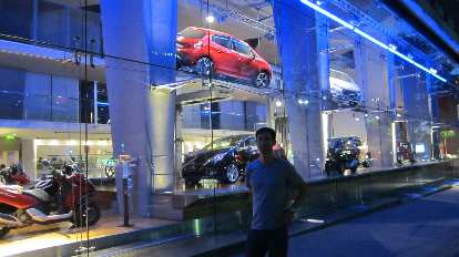 Katia and I encountered this Peugeot showroom (not off the Champs-Elys̩es) during one of our walks in Paris at night. Katia and I encountered this Peugeot showroom (not off the Champs-Elys̩es) during one of our walks in Paris at night.