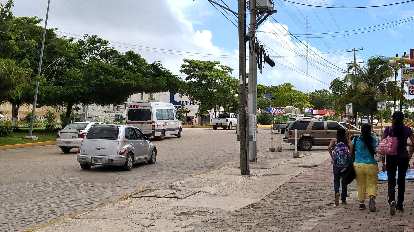 A silver Chrysler PT Cruiser on the streets of Cancún. (16 Nov 2015) silver Chrysler PT Cruiser, Cancún