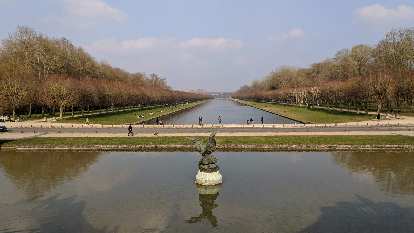 Le Grand Canal near the Château de Fontainbleau. Le Grand Canal near the Château de Fontainbleau.