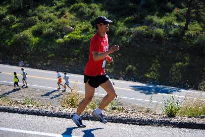 Felix Wong running up Maniac Hill in the Colorado Run.
