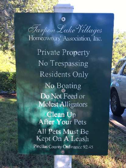 "Do not feed or molest alligators." I did not see any around here.