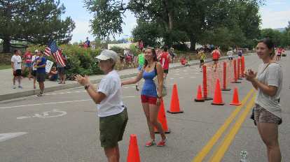 Diana and Dani cheering on the elite runners. Diana and Dani cheering on the elite runners.
