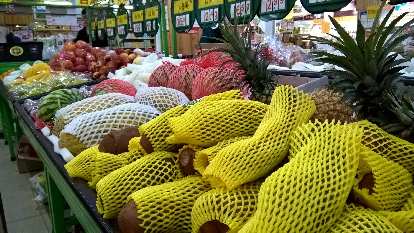 Various fruits came wrapped in plastic foam netting, as shown in this market in Wuyishan.