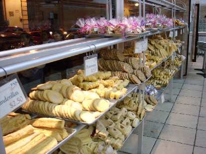 A panadería (bakery).