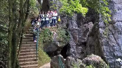 School children touring the Fujian Linyin Stone Forest. Photo: School children touring the Fujian Linyin Stone Forest.