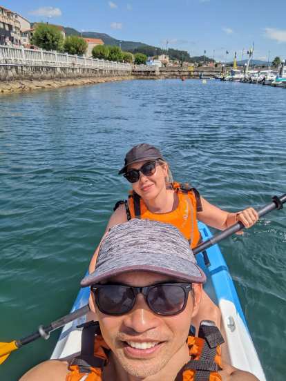 Felix and Andrea kayaking in Combarro using a kayak rented from the Lost Tourist. (02 Aug 2021) Felix and Andrea kayaking in Combarro using a kayak rented from the Lost Tourist.