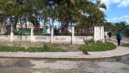 "No arrojar basura" (do not toss garbage) on a wall in Guanabo, Cuba. "No arrojar basura" (do not toss garbage) on a wall in Guanabo, Cuba.
