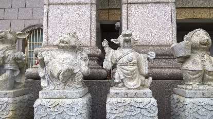 Stone statues outside a jewelry shop in the Xincheng Township of Hualien County, Taiwan. Stone statues outside a jewelry shop in the Xincheng Township of Hualien County, Taiwan.