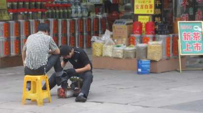 Shining shoes on Tunxi Ancient Street. (20 May 2014) Shining shoes on Tunxi Ancient Street.