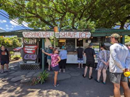 The line at Wishing Well Shave Ice in Hanalei.