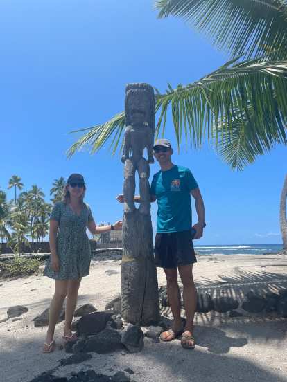 Andrea and Felix with a statue in Pu'uhonua O Honaunau National Historical Park.