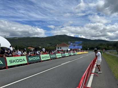 While we waited for the cyclists to pass by a technology park in Padrón several times, we could watch race action on a giant screen. While we waited for the cyclists to pass by a technology park in Padrón several times, we could watch race action on a giant screen.