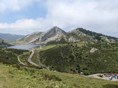 A lake, bus parking lot, and mountain at los Lagos de Covadonga.