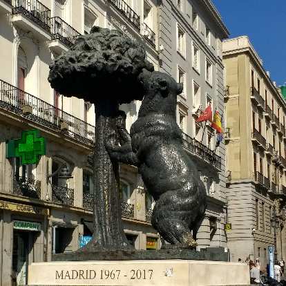 Estatua del Oso y el Madroño.