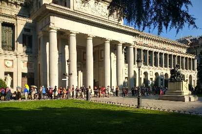 Photo: After 6:00 p.m., entry into the Prada Museum is free.  Therefore, there was a very long line outside.