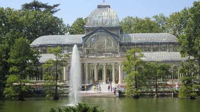 El Palacio de Cristal in el Parque del Retiro. El Palacio de Cristal in el Parque del Retiro.