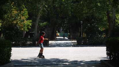 A boy skating through el Parque del Retiro.