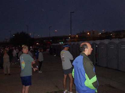 At 6:30 a.m. (30 minutes before the race start), the lines to the portapotties were still very short with virtually no waiting. This would change 15 minutes before the start. Photo: At 6:30 a.m. (30 minutes before the race start), the lines to the portapotties were still very short with virtually no waiting. This would change 15 minutes before the start.