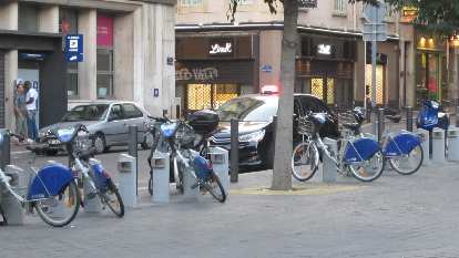 The city bike share bicycles were like the V̩lib' bikes in Paris, just with blue-colored fenders. The city bike share bicycles were like the V̩lib' bikes in Paris, just with blue-colored fenders.