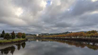 View of the Lérez river, autumn-colored trees lining it, and the Ponte da Illa do Covo (bridge).