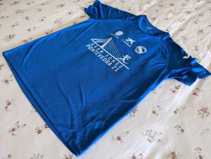 The tech T-shirt of the 2021 Medio Maratón de Pontevedra.