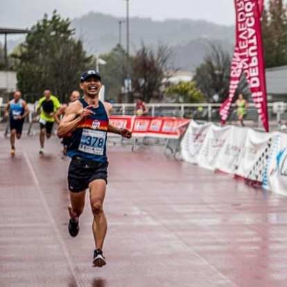 Sprinting the final stretch of the 2022 Medio Maratón de Pontevedra.