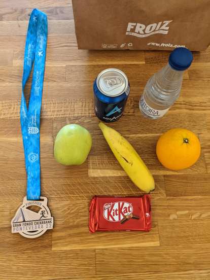 Post-race freebees included a bag of fruit, bottles of water, a KitKat bar, and of course a marathon medal. Each participant also got a technical short-sleeve t-shirt. A great deal for a 20€ half marathon!