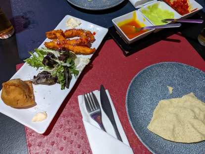 Samosa, salad, chicken, papadum at Mum Indian Restaurant in Nerja.