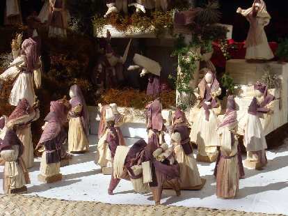 Figurines created from hojas de ma